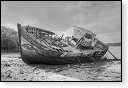 HDR Cimetiere a bateaux B&W scheepskerkhof scheepswrakken scheepswrak urbex quelmer rance bretagne frankrijk kerkhof schip schepen boot boten graffiti strand zwart wit foto